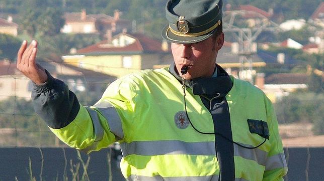 Guardia Civil de Tráfico: más méritos por multar que por auxiliar