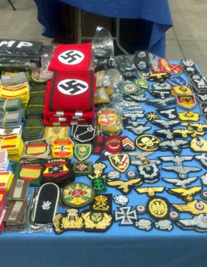La policía halla cinco puestos con simbología nazi en una feria militar