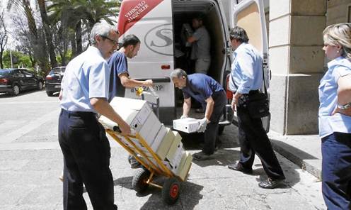 La Guardia Civil carga una furgoneta con expedientes de cursos de la Junta