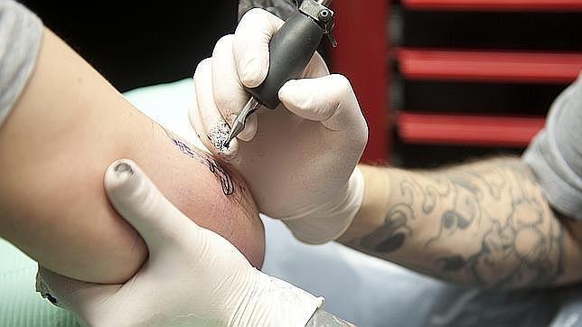 Sev – Roban unas máquinas de tatuar y montan un estudio clandestino con ellas