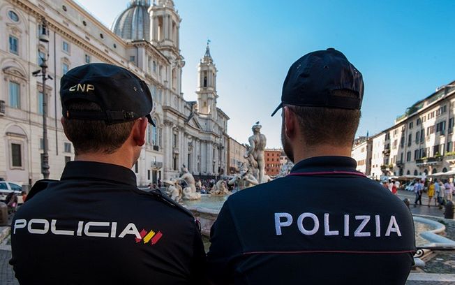 Por primera vez agentes de la Policía Nacional española e italiana patrullan juntos para reforzar la atención al turista en Ibiza y Roma