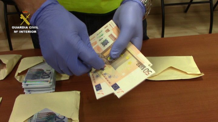 La Guardia Civil detiene a 32 integrantes de una red dedicada a la falsificación de moneda