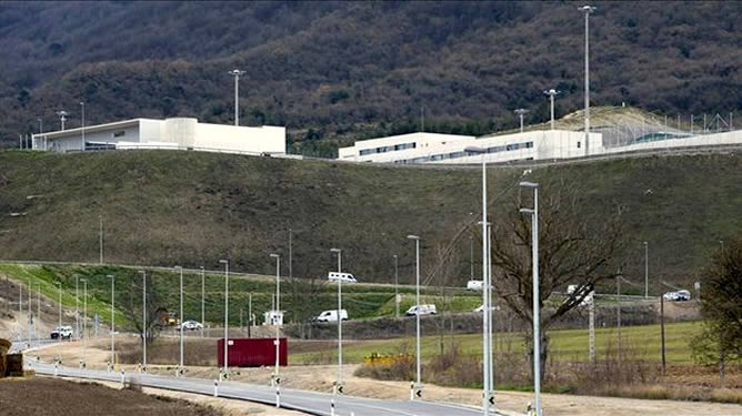 Un total de 67 cárceles contarán desde hoy con vigilancia privada en el exterior
