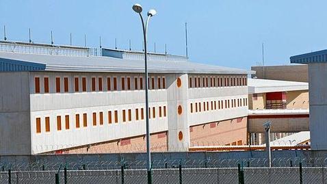 Las abogadas tienen que quitarse el sujetador para pasar por el detector de metales en la prisión Las Palmas II