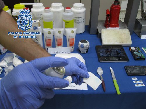 La Policía Nacional detiene a un hombre que portaba 1.800 gramos de cocaína líquida en su vehículo