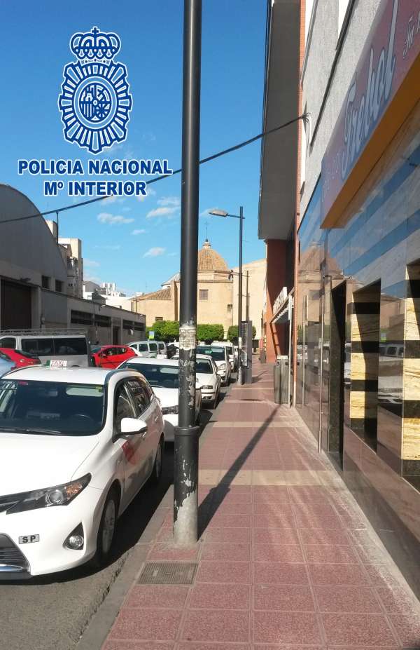 Policía Nacional controla a los taxistas ‘pirata’ en la estación de autobuses de Murcia