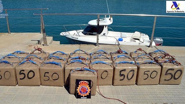 Interceptan un barco con 800 kilos de hachís en la Punta de San Felipe de Cádiz