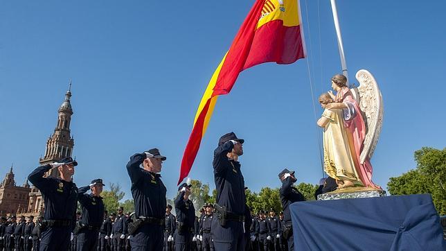 Sevilla rinde homenaje a la Policía Nacional