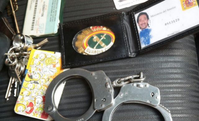 Se hace pasar por guardia civil usando un carné con la foto de Adrien Brody