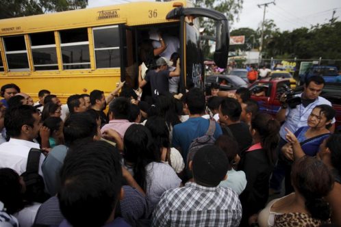 Las pandillas matan a seis conductores de autobús en El Salvador