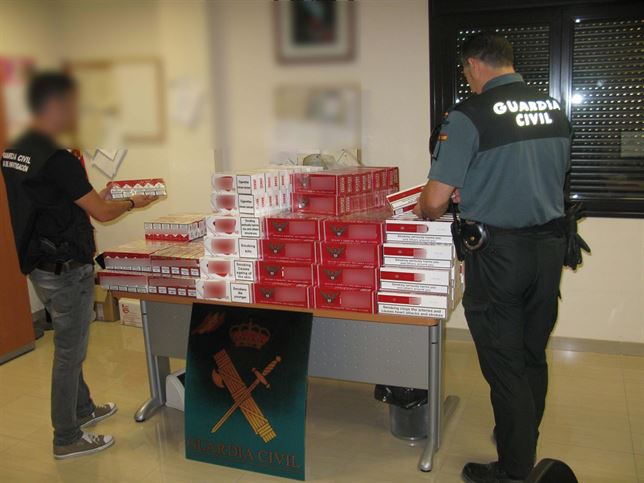 La Guardia Civil aprehende 3.200 cajetillas de tabaco de contrabando y denuncia a un vecino de Baena