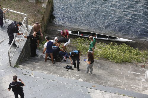 Un agente de la Policía Nacional fuera de servicio rescata en la ría de Pontevedra a una joven que se precipitó desde un puente