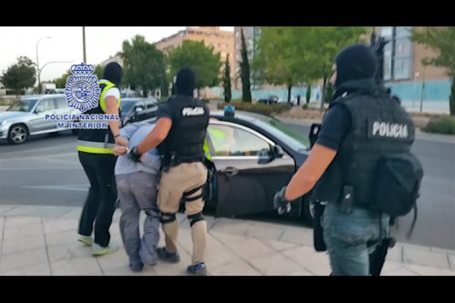 Agentes del GEO impiden el atraco a una sucursal bancaria en Madrid y detienen a tres personas armadas y con caretas