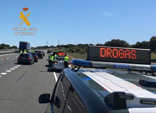 La Guardia Civil investiga a un conductor que se dio a la fuga en un control de alcohol y drogas, realizando una conducción temeraria para evadirse de los agentes